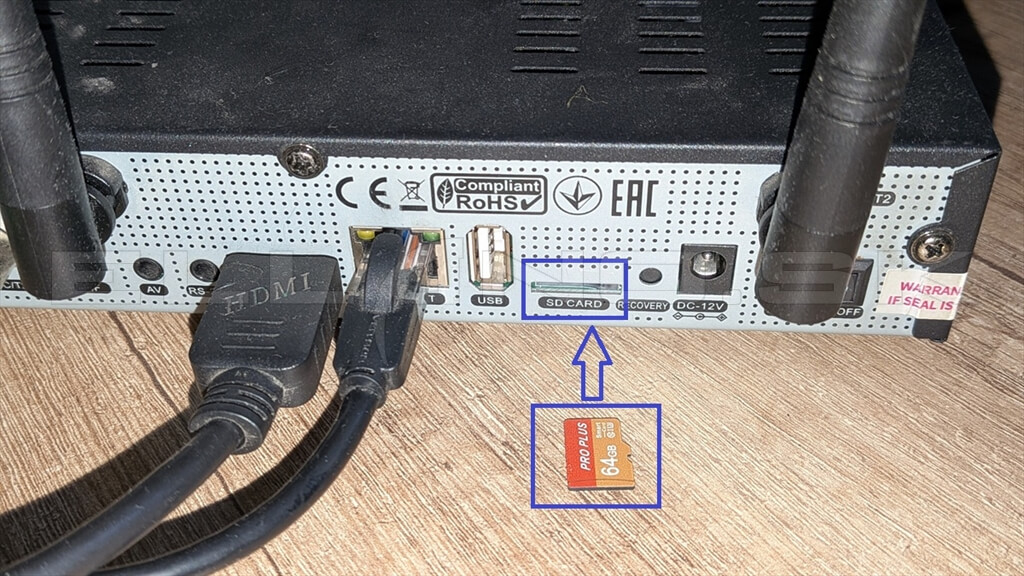 Vkladanie microSD karty do prijímača Enigma2 – uClan UStym 4K PRO