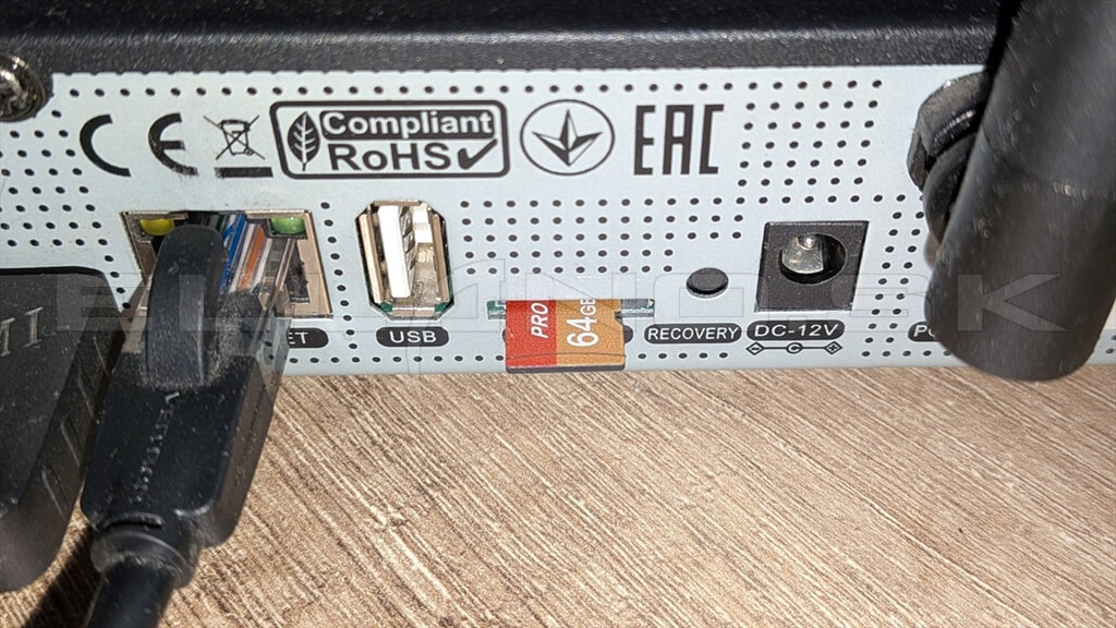 MicroSD slot na zadnom paneli prijímača – príprava pre multiboot