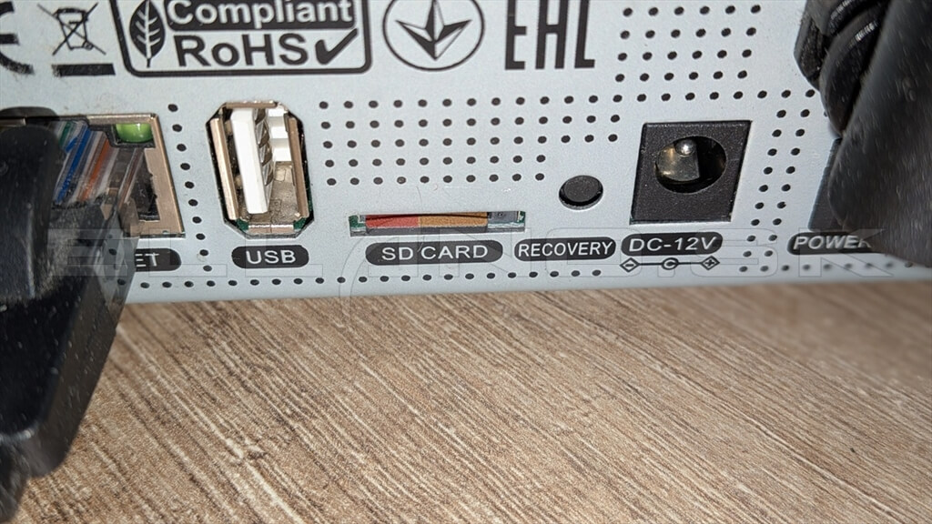 Zasunutá microSD karta pripravená na multiboot v Enigma2 prijímači