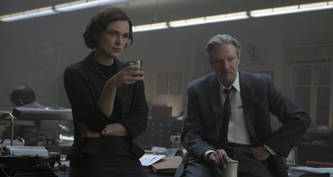 (L-R): Keira Knightley as Loretta McLaughlin and Chris Cooper as Jack MacLaine in 20th Century Studios' BOSTON STRANGLER, exclusively on Hulu. Photo by Claire Folger. © 2023 20th Century Studios. All Rights Reserved.