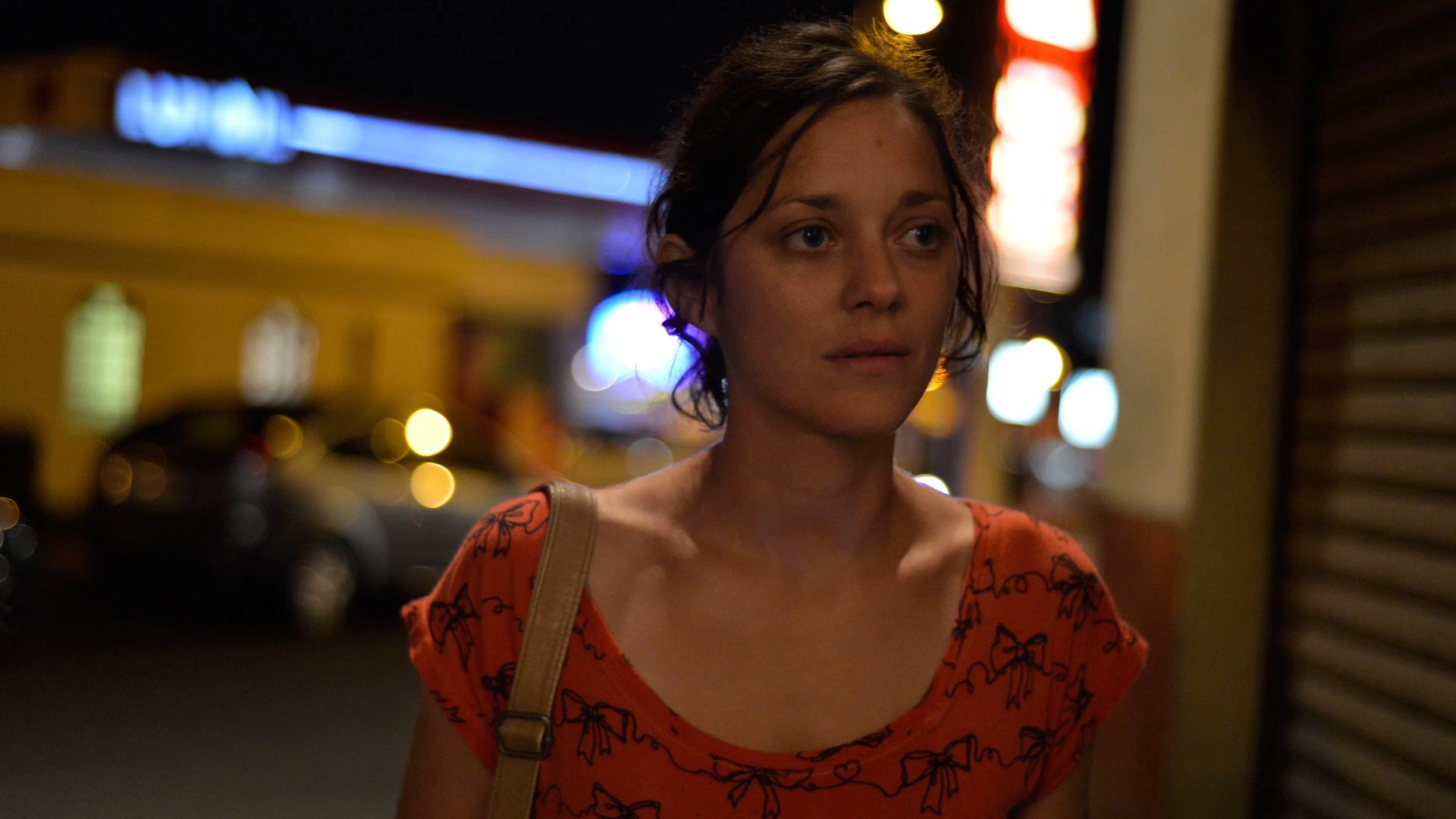 Marion Cotillard ako Sandra vo filme Dva dni, jedna noc (2014)